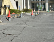 熊本地震でひび割れた道路